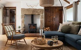 Porthcurno Barns, The Big Barn - Spacious & Cosy Cottage, Walk To Porthcurno Beach, Pedn Vouder & Minack Theatre